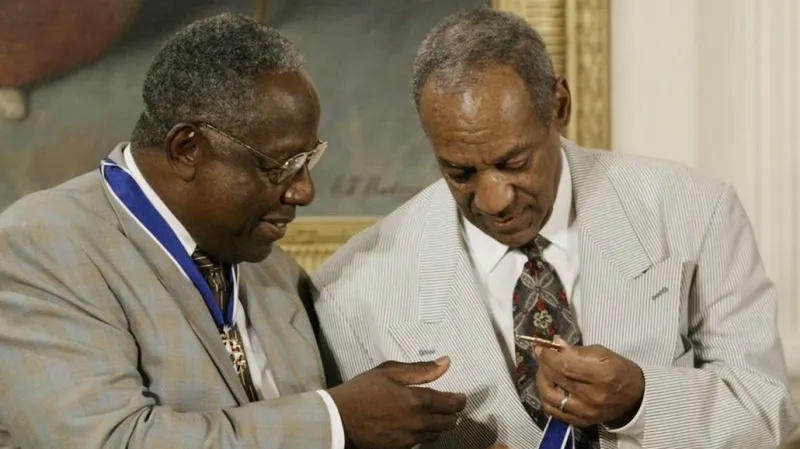 Bill Cosby (vpravo) s baseballistou Hankem Aaronem