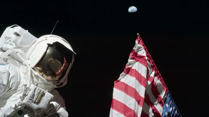Harrison Jack Schmitt s americkou vlajkou ve vesmíru