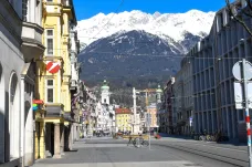 Celé rakouské Tyrolsko je v karanténě. Itálie hlásí nejvíc mrtvých za 24 hodin, Británie uzavře školy