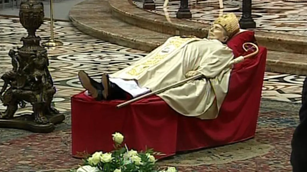Tělo kardinála Martiniho vystavené v milánské katedrále