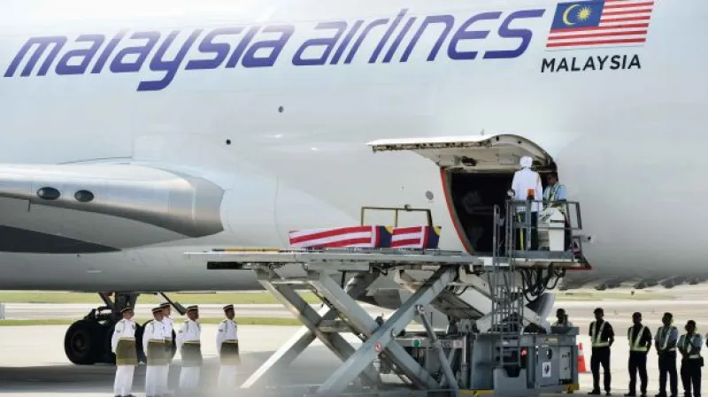 Do Malajsie dorazily pozůstatky 20 obětí letu MH17