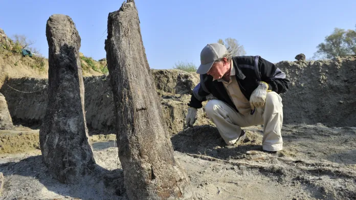 Archeologové odkryli část základů mostu v Mikulčicích