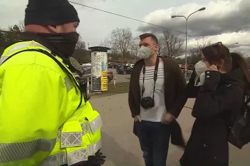 Od prvního července nebude nutné nosit venku roušky ani respirátory, kromě hromadných akcí nad 30 lidí