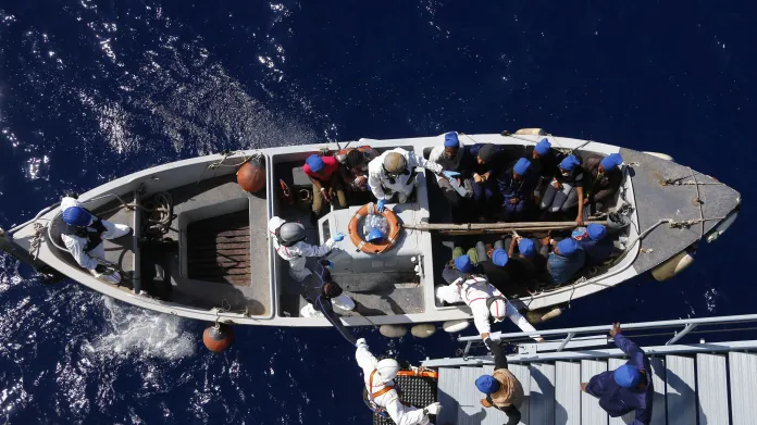 Záchrana uprchlíků ve Středozemním moři
