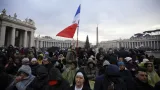 Lidé na svatopetrském náměstí