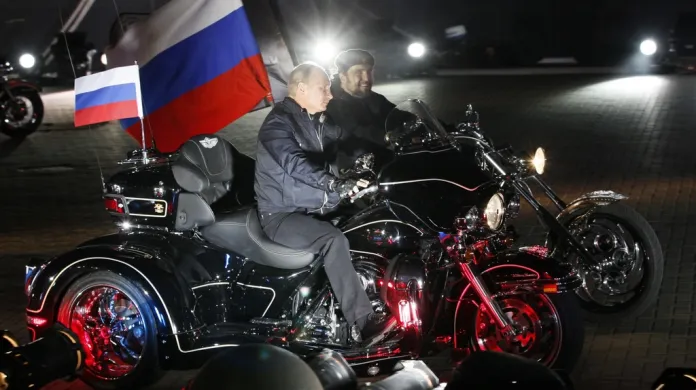 Vladimir Putin se netají dobrými vztahy s vedením motorkářů