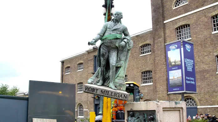 Socha otrokáře Milligena v Londýně byla odstraněna