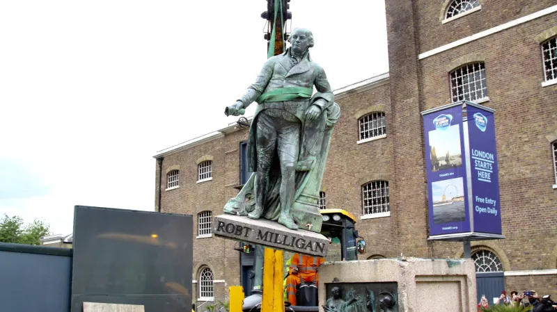 Socha otrokáře Milligena v Londýně byla odstraněna