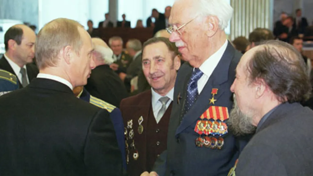 Sergej Michalkov si třese rukou s Vladimirem Putinem