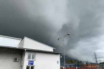 Zlín ve čtvrtek zasáhlo slabé tornádo, potvrdili meteorologové