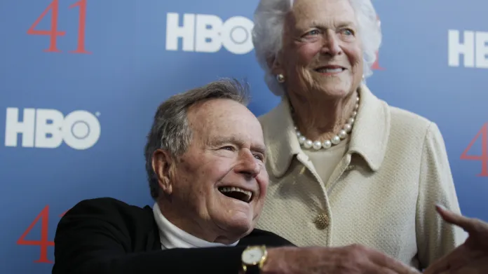 George Bush starší spolu se svou ženou, bývalou první dámou USA, Barbarou Bushovou, která zemřela letos v dubnu. Snímek je z roku 2012