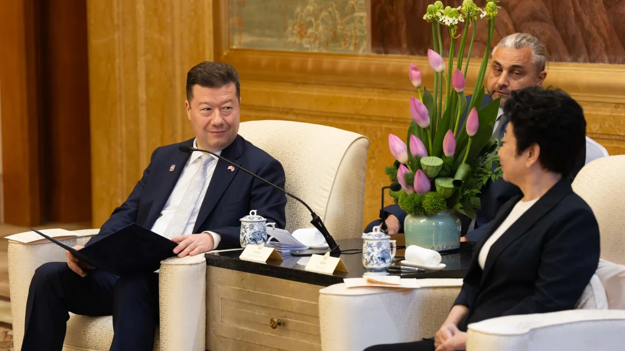 Okamura chce na návštěvě Číny posilovat obchod a turismus
