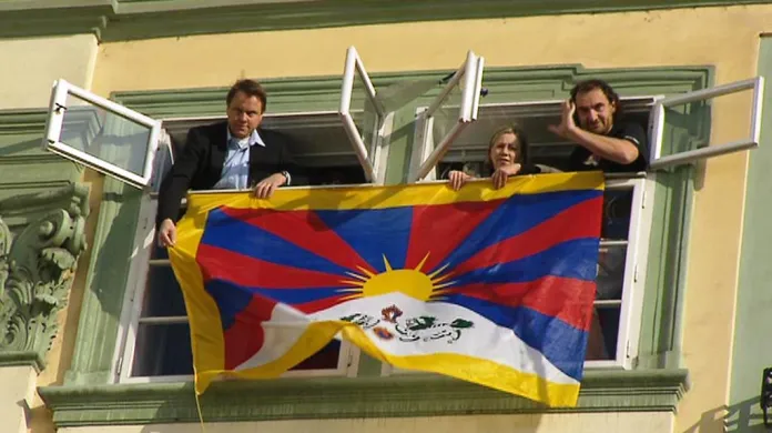 Vyvěšování tibetské vlajky
