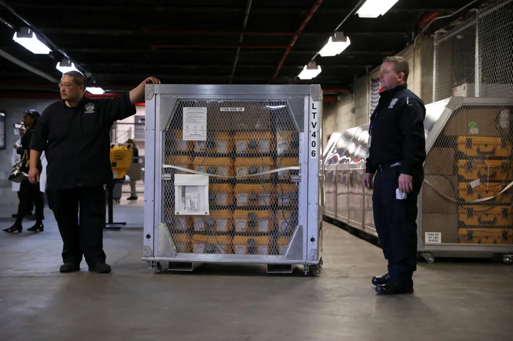 Plicní ventilátory připravené k distribuci z newyorského skladu Emergency Management Warehouse