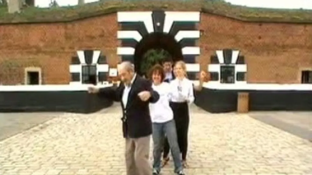 Tanec před táborem v Terezíně