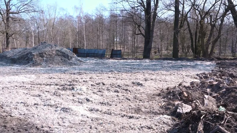 Skládka z drceného plastu v Mimoni