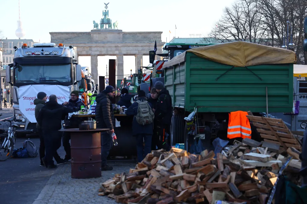 Němečtí zemědělci se v Berlíně během protestů zahřívají u krbu