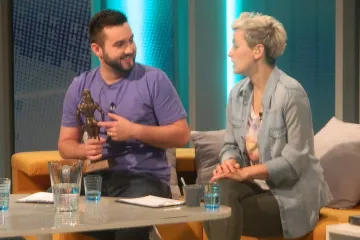 Moderátor Dobrého rána Ondra musel dodržet sázku