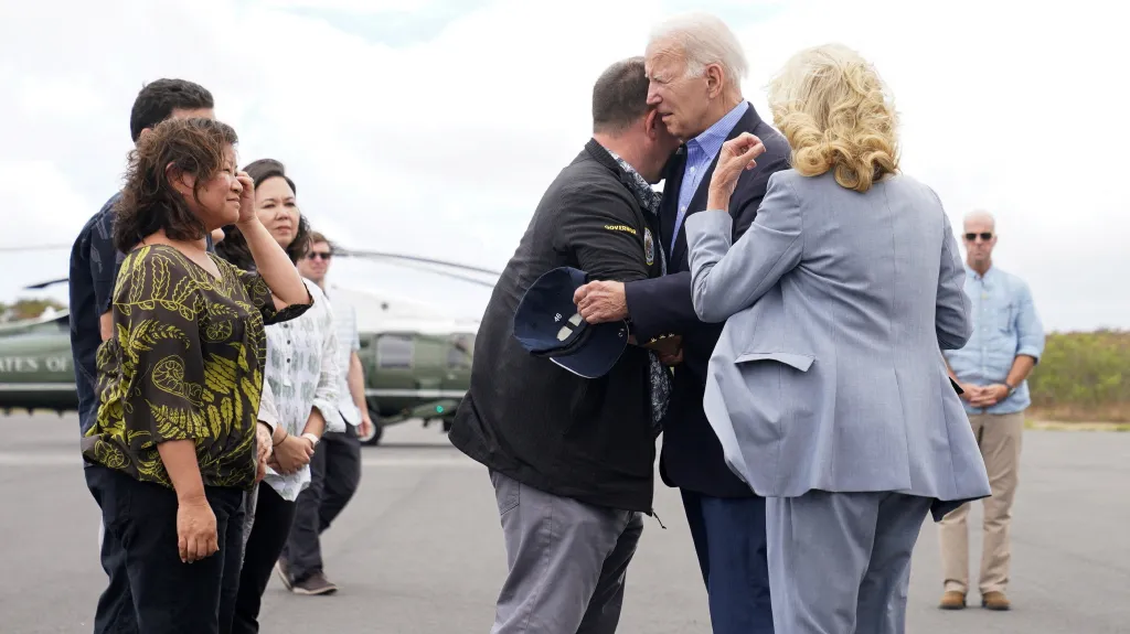 Prezidenta Joe Bidena a první dámu Jill Bidenovou vítá havajský guvernér Josh Green