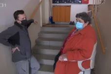 Seniorka byla kvůli nemoci čtyři roky uvězněná v bytě. Díky sbírce na sedačku se dostala ven