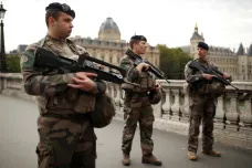 Útok na policisty v Paříži vyšetřuje protiteroristické oddělení