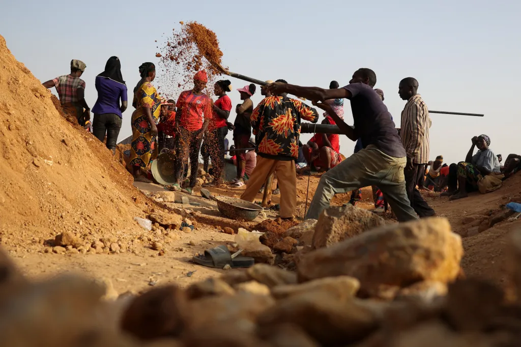 Její synové si vydělají asi 30 tisíc až 50 tisíc ₦ (311 až 776 korun) týdně. O výdělek se pak dělí s ostatními horníky. Těžba cínu tu živí celé rodiny. Vydělávají tak na nákup hnojiv a hospodaření, jídlo a také na školné pro děti