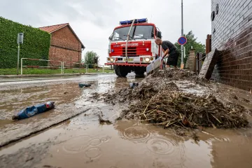 Ráno opět udeřily silné bouře, voda spláchla Stěžery