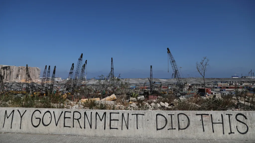 Nápis u zničeného okolí bejrútského přístavu