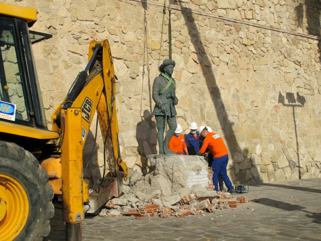 Ve Španělsku odstranili poslední sochu diktátora Francisca Franca, který v zemi vládl v letech 1939 až 1975. Socha stála ve španělské enklávě Melilla v severní Africe