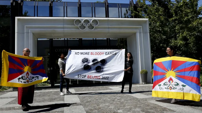 Protesty proti zvolení Pekingu před sídlem MOV v Lausanne