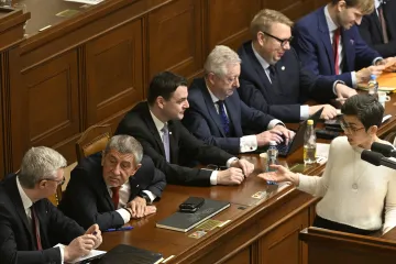 Sněmovna pokračuje v jednání o důvěře Babišově vládě. Opozice vyjadřuje obavy
