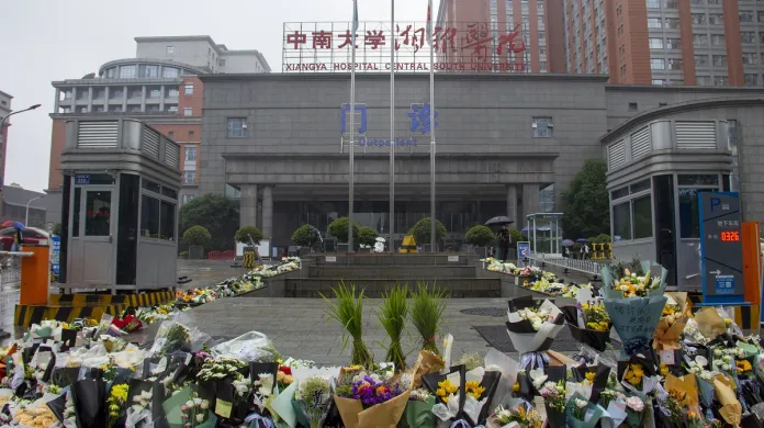 Květiny před nemocnicí, kde zemřel Jüan Lung-pching