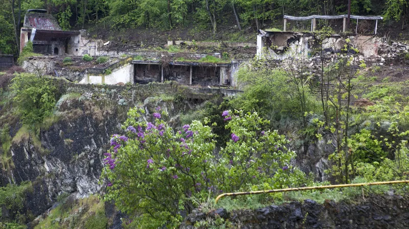 Zanedbaná jižní část teras a zbytky klubu Trilobit. Právě zde by měl vyrůst luxusní apartmánový dům.