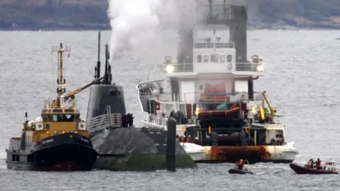 Vyprošťování uvízlé britské jaderné ponorky