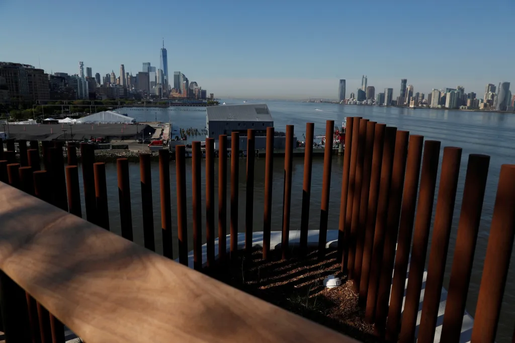 Manhattan mění svoji tvář. Pro návštěvníky otevřel novy umělý ostrov, na kterém vyrostl park