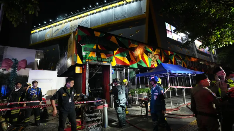 Nejméně 27 lidí zahynulo při požáru, který zachvátil bar v Bangkoku, píše AP