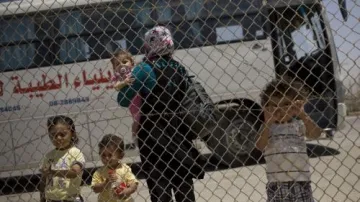 Palestinská rodina čakající na egyptských hranicích