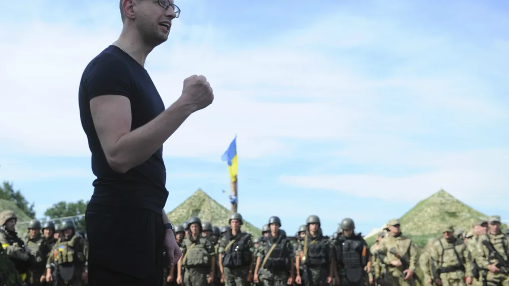 Arsenij Jaceňuk nařídil udržení armády v pohotovosti
