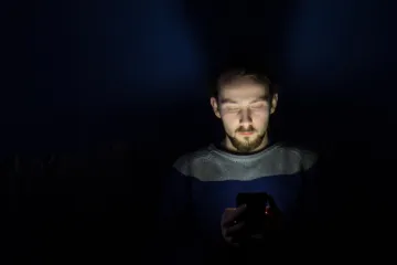 Půlnoční zírání do mobilu posiluje sebevražedné myšlenky, ukazuje studie