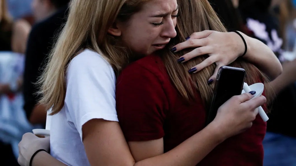 Truchlící studenti na pietě za oběti střelby na floridské střední škole