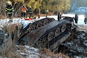 Převrácení bojového vozidla u Horního Dvořiště zabilo dva lidi a osm zranilo