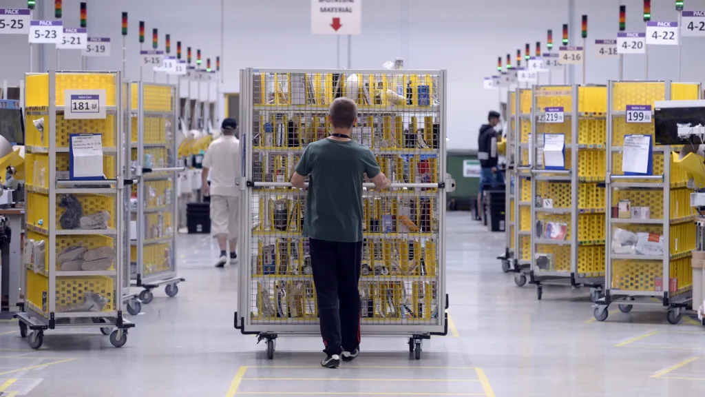Distribuční centrum Amazonu v Dobrovízi u Prahy