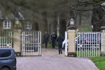 Policie dál prohledává dům bývalého prince Andrewa