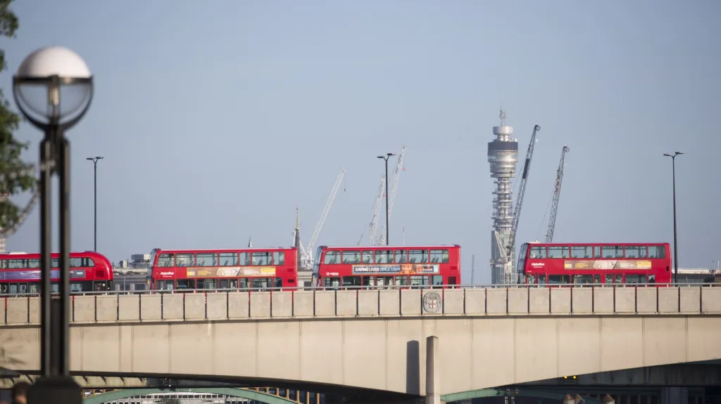 Londýnský most zůstal v neděli ráno po útoku zavřený