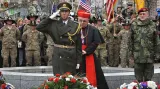 Vojáci a kardinál Duka uctívají památku amerických a belgických vojáků u pomníku Díky, Ameriko v Plzni