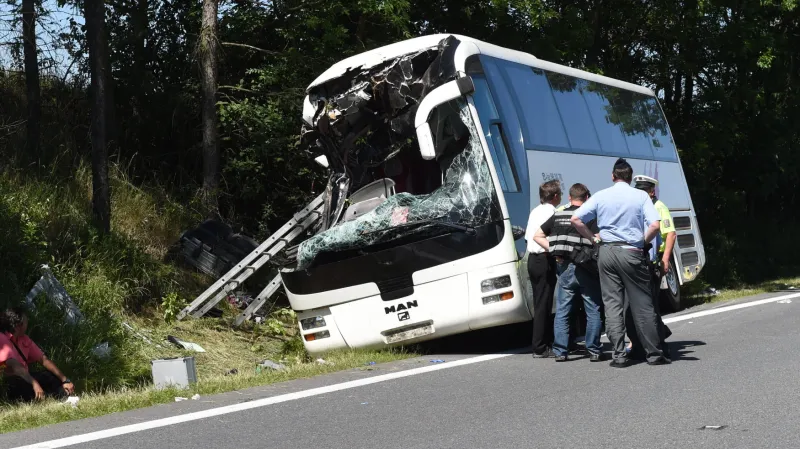 Havarovaný autobus U Litovle na Olomoucku