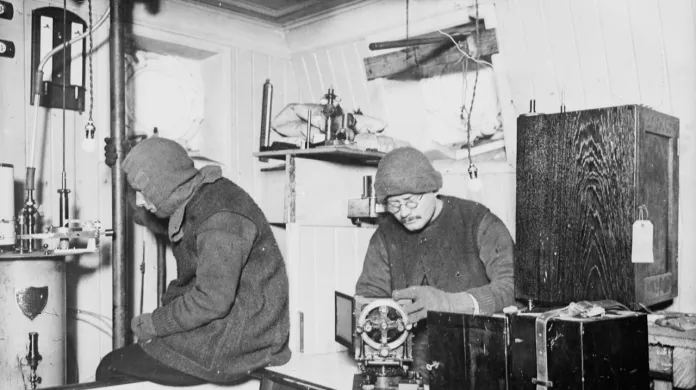 Leonard Hussey (vlevo) v laboratoři na Endurance