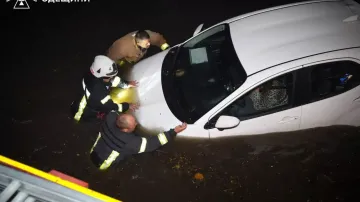 Ukrajinští záchranáři pomáhají při záplavách v Oděse a okolí