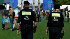 Němečtí policisté ve fanzóně před Brandenburskou bránou