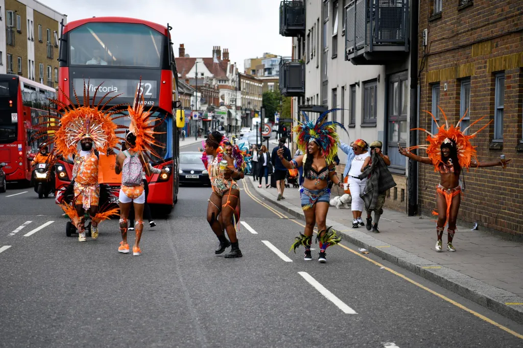 Karneval Notting Hill v Londýně se v roce 2021 nekoná. Z obav o šíření onemocnění covid-19 jeho přípravy přerušili samotní pořadatelé. Několik fanoušků se ale do londýnských ulic vydalo slavit